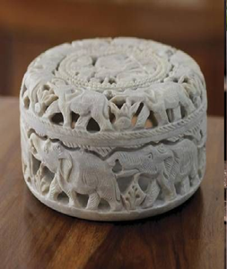 Sculpture de fleurs en stéatite vert pâle et lisse avec une finition naturelle et brillante. Disponible aux prix de gros - Product Image 5