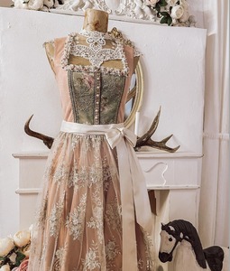 LUXE วินเทจ-แรงบันดาลใจกูตูร์เดรส dirndl บนหุ่นพร้อมปักลายลูกไม้ผ้ากันเปื้อนเหนือกระโปรงบลัชออน - Product Image 1