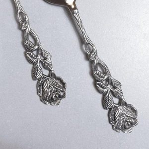 ชุดมีดตัดเค้กด้ามดอกไม้ทำจากโลหะสีเงิน - Product Image 5