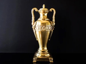 Urne funéraire moderne en laiton et métal Décoration de table et pièce maîtresse Rangement fantaisie pour cendres avec poignées de forme inclinée - Product Image 2