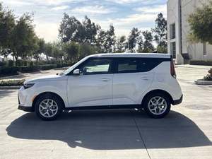 KIA Soul LX FWD Plus 2024 d'occasion en excellent état, sans accident, conduite à gauche/droite - Product Image 2