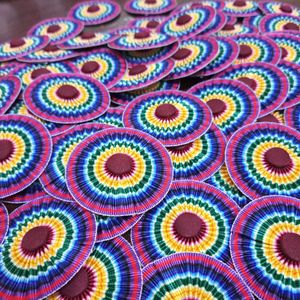 Abanicos decorativos de papel rojo. Son decoraciones circulares pre-dobladas que se utilizan para fiestas y eventos. - Product Image 5