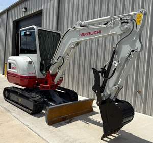 รถขุดตีนตะขาบขนาดเล็ก Takeuchi TB370 มือสอง สภาพดี น้ำหนัก 3.5 ตัน พร้อมห้องโดยสาร เครื่องยนต์ Koop ชิ้นส่วนหลักๆ ทนทาน รับน้ำหนักได้มาก พร้อมใช้งานในสถานที่ทำงาน - Product Image 2