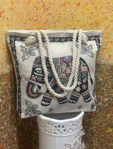 กระเป๋าหิ้วชายหาดแบบถุงผ้าปอกระเจาธรรมชาติเป็นมิตรกับสิ่งแวดล้อม ปี 2025 ขายส่ง ขนาดใหญ่ พิมพ์ลายตัวอักษรตามสั่ง พร้อมหูหิ้วเชือกและโลโก้ สำหรับใส่ของช้อปปิ้ง - Product Image 4