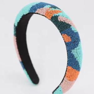 Diadema anudada india de lujo Bordado geométrico de diamantes de imitación con cuentas de semillas intrincadas. Accesorio ecológico hecho a mano para fiesta unisex - Product Image 4