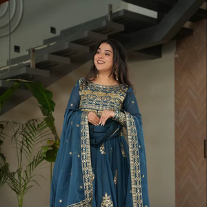 Vestido de Chinon con secuencia y múltiples cuentas bordadas trabajo y borde de encaje elegante Dupatta diseñador colección de ropa de fiesta de boda - Product Image 1