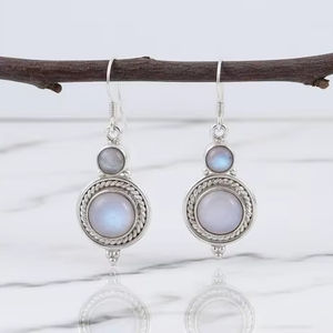 ต่างหูวงกลมมูนสโตนสีรุ้ง เงินแท้ ดีไซน์เกลียวเชือกห้อยระย้า สไตล์โบโฮน่ารัก ชุบทอง ของขวัญเครื่องประดับประจำเดือนมิถุนายน - Product Image 1