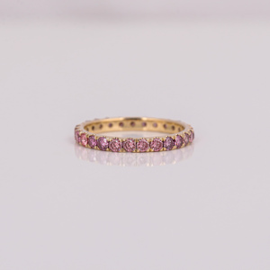 แหวนแต่งงานแบบเต็มวงประดับเพชรทรงกลมสีชมพูเคลือบทองคำ 14KT สุดหรูหรา ของขวัญแต่งงานสุดคลาสสิกสำหรับผู้หญิง - Product Image 2