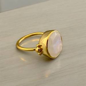 Belle bague en pierre de lune arc-en-ciel en argent sterling 925 faite à la main pierre précieuse de coupe ovale à facettes naturelles déclaration élégante bijoux Fain - Product Image 5