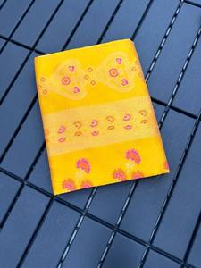 Vêtements ethniques indiens royaux mettant en vedette des saris en soie élégants - Product Image 4