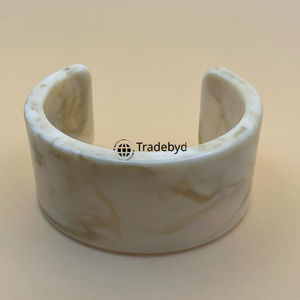 Brazalete de resina moteada de oro para joyería de moda de alta gama Look de Tradebyd - Product Image 2