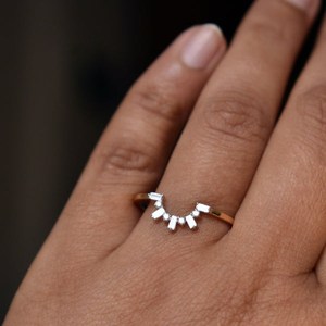 10k Or Lab Grown Baguette Diamant Bande De Mariage Incurvé Empilable Bague De Fiançailles Bijoux avec Excellente Rareté - Product Image 2