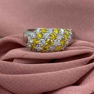Anillo de diamante amarillo intenso de racimo de corte brillante redondo de 1,20 quilates, oro blanco de 14K, banda de aniversario de diamantes cultivados en laboratorio Amarillo Blanco - Product Image 4