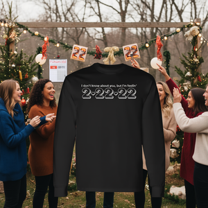 Je ne sais pas ce que tu penses, mais je me sens bien dans ma peau avec ce t-shirt à manches longues Twosday 2-22-22 - Product Image 1