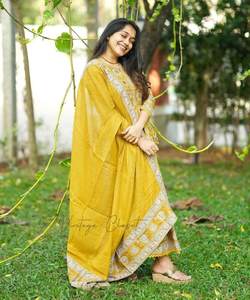 Satén glamoroso Ropa de temporada SalwarKameez con estampado digital opulento y adornos de encaje Fabuloso tul Ropa de novia Lehenga Choli - Product Image 2