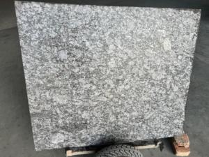 Tuile et dalle de granit flammé noir poli majestueux Exportation de pierre naturelle de qualité Cuisine moderne Utilisation extérieure Formes de grandes dalles - Product Image 5