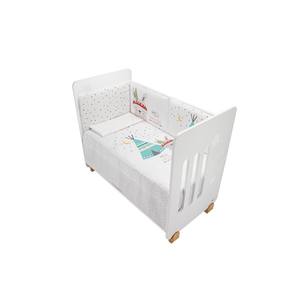 Ensemble de lit bébé 3 pièces moderne Tipi Oso Jersey 60x120 avec couette, protège-lit et oreiller - Blanc matelassé avec motifs et personnages - Product Image 1
