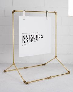 Colección de Calidad, Soporte de Bienvenida Cuadrado de Acero Inoxidable Color Dorado, Autoadhesivo, de Lujo, para Hoteles, Bodas, Eventos y Fiestas - Product Image 1