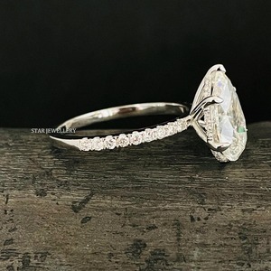 Anillo de Compromiso Solitario de Diamante Cristiano de Lujo con Halo Oculto, Corte Pera, 4 Ct, CVD, Certificado IGI, Oro Sólido de 14K - Product Image 2