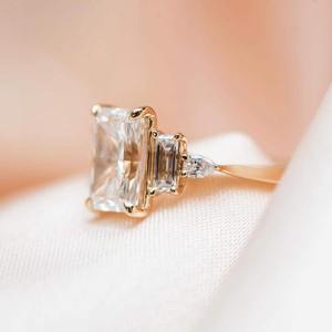 Anillo de compromiso con diamante cultivado en laboratorio de corte radiante de 2.30 quilates, clásico, con perlas en racimo, certificado IGI, diamante de laboratorio, regalo nupcial, joyería. - Product Image 2