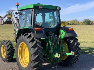 Tracteur à pied JOHN DEER 6210 avec chargeur Moteur Kubota 120 cv Condition d'occasion pour les fermes - Product Image 4