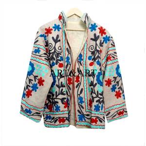 Chaqueta Acolchada de Algodón 100% Bordada a Mano Estilo Suzani Vintage, Cuello Alto, Bordado Floral, Mangas Completas, Talla Regular - Product Image 6