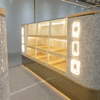 Kiosque de réparation et d'affichage de téléphones portables en verre trempé sur mesure, design moderne pour centre commercial, intégration au point de vente, meilleur service après-vente