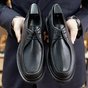 Chaussures habillées en cuir PU de haute qualité avec surface imperméable et design facile à nettoyer pour hommes, idéales pour le quotidien, les trajets et les jours de pluie - Product Image 1