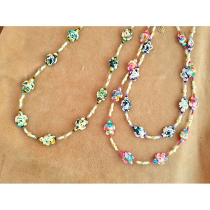 Collier élégant plaqué or avec perles pour les marchés de revente branchés - Product Image 1