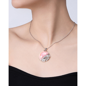 Collier pendentif papillon en cuivre plaqué rhodium et or avec accents de diamants et de perles - Product Image 2