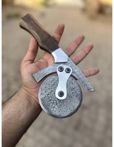 Acero artesanal hecho a mano Damasco rodillo de acero cortador de Pizza nuevo diseño Venta caliente para hoteles-Material de madera - Product Image 4