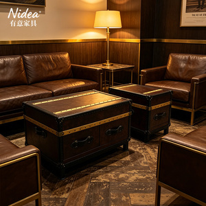 Juego de Mesa de Centro y Mesa Auxiliar de Cuero Marrón Vintage Hecho a Mano con Tiras de Latón y Cajones de Almacenamiento para Sala de Estar - Product Image 1