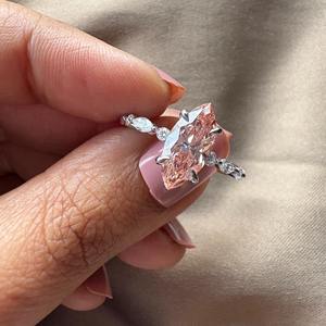 Anillo de Compromiso con Diamante Cultivado en Laboratorio, Corte Marquesa, Color Rosa, Certificado IGI, en Oro de 14k, con Banda de Diamante Redonda, de Mayorista - Product Image 4