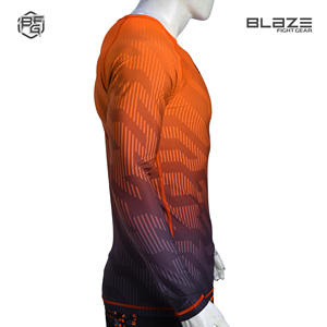 Sublimación personalizada de manga larga Rash Guard para hombres Comodidad y protección con opciones multicolores - Product Image 4