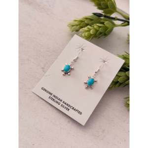 Pendientes Colgantes de Tortuga de Plata de Ley y Turquesa Navajo Kingman, Joyería Cultural Coleccionable Hecha a Mano por Artesanos - Product Image 3