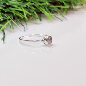 Anillo Clásico Ligero de Plata con Piedra Lunar Facetada para Bodas, Fiestas o Aniversarios - Product Image 2