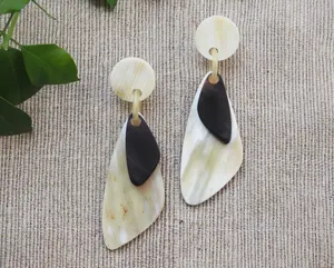 Pendientes artesanales de cuerno de búfalo Natural para mujer, joyería de moda de Navidad grabada personalizada, precio económico pulido - Product Image 5