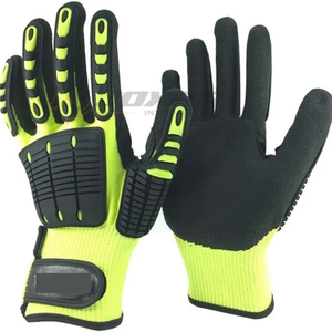 Les gants de protection avec tissu résistant à l'abrasion et les paumes rembourrées offrent confort et sécurité dans des conditions difficiles - Product Image 1