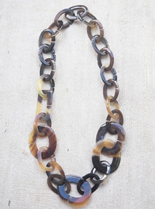 Collar de Lujo Hecho a Mano con Cuerno de Búfalo, Joyería Natural y Sostenible para Mujer, Alta Calidad - Product Image 3