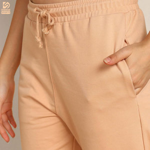 Chándales de Invierno Personalizables para Mujer, Casuales, Sólidos, Impermeables, de Alta Calidad, Hechos en Pakistán, con Logotipo Impreso y Capucha - Product Image 4