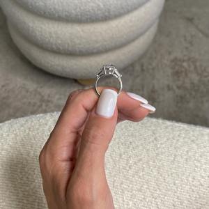 Anillo de Compromiso de Tres Piedras con Diamante Cultivado en Laboratorio de Corte Ovalado de 5.70 Quilates, Baguettes Laterales Cónicas, Anillo de Oro Blanco de 18k, Certificado IGI FVVS2 - Product Image 5
