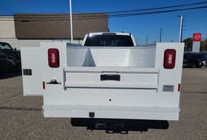 Camioneta Ford F-350 de cabina extendida 4x4 usada, limpia, modelo 2011, con enganche de remolque, ideal para mecánico, servicio, utilidades, construcción y trabajos manuales. - Product Image 3