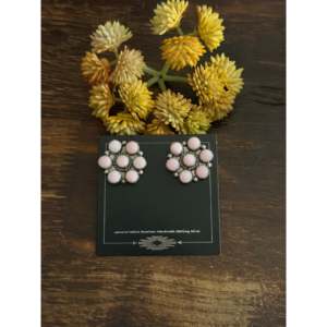 Boucles d'oreilles clous Maxine Ramirez en or 18 carats, coquillage rose et argent sterling, avec diamant serti clos et motif floral - Product Image 1