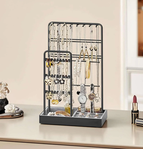 Juego de cuatro soportes para joyería en forma de T de latón con bases de madera de nogal oscuro disponibles a precios de mayoreo - Product Image 3