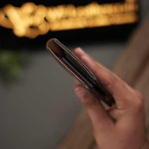 No. Cartera Vertical para Hombre 79, de Cuero de Cocodrilo Marrón con Patrón de Caimán, Delgada, Larga, con Cierre de Cremallera Antirrobo, de Cuero Genuino - Product Image 3