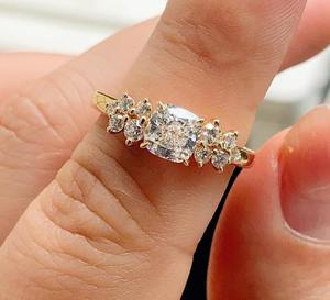 Anillo de compromiso con diamante de corte cojín creado en laboratorio, elaborado con un diseño de racimo de diamantes CVD cultivados en laboratorio de 1.65 CTW. Esta elegante novia - Product Image 1