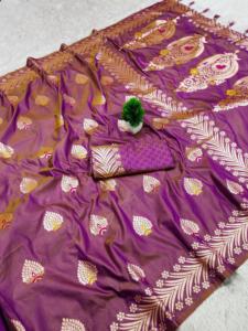 Saree en soie Banarasi de créateur avec pompons de tissage Meenakari et Zari à la fin de Pallu jumelé à une pièce de chemisier en soie douce - Product Image 4