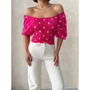 Blusa de Chifón Fucsia para Mujer Topshow con Detalle de Gipe, Camisas al por Mayor - Product Image 2
