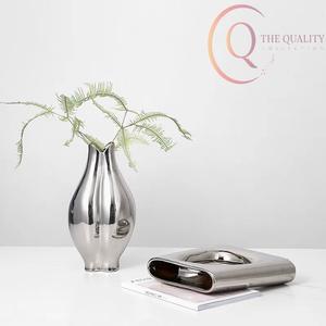 แจกันตกแต่งโต๊ะโลหะสุดหรู ออกแบบมาเพื่อการตกแต่งบ้านอย่างมีระดับ เพิ่มความลึก ความสวยงาม และลักษณะทันสมัยให้กับทุกพื้นที่ - Product Image 3