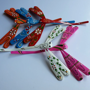 Juguete Tradicional de Libélula Pintada a Mano en Bambú, Artesanía Ecológica para Regalo y Souvenir de Navidad, Hecho en Vietnam - Product Image 2